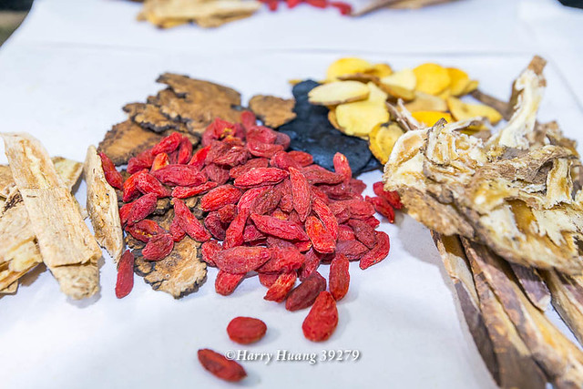 虾青素是什么原料做成的
